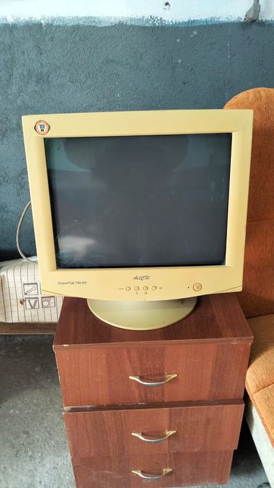 Манитор работает в хорошем состоянии