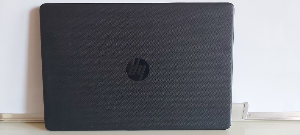 HP Laptop 15s-eq2004no в гаранция, неразличим от нов.