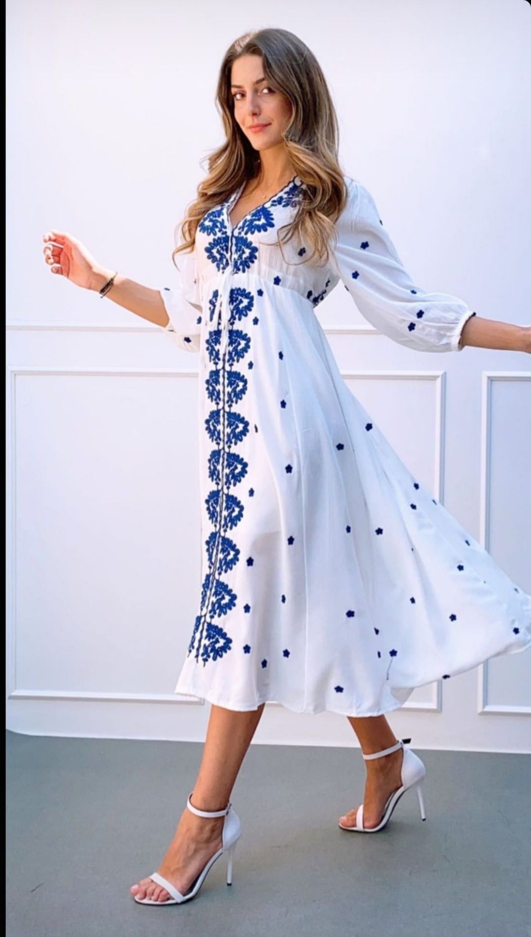 Rochie albă din bumbac cu broderie albastră - mărime M și L