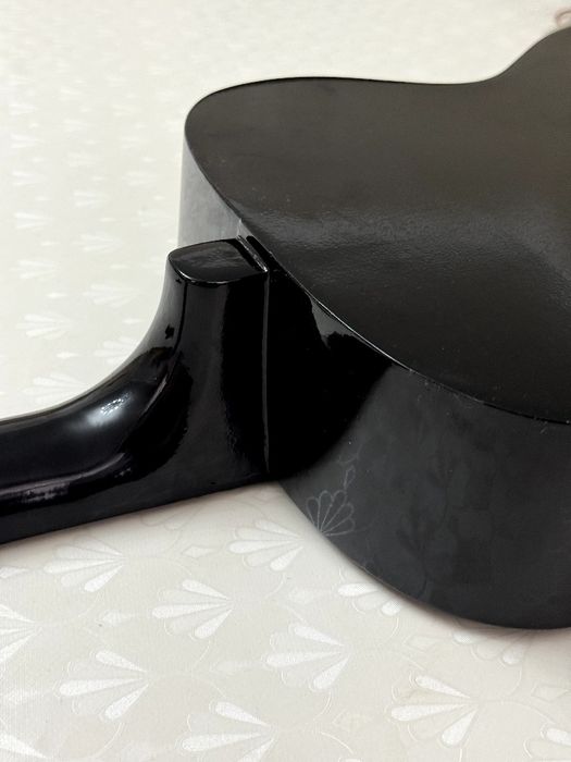 Гитара б/у в хорошем состоянии в комплекте каподастр и струны