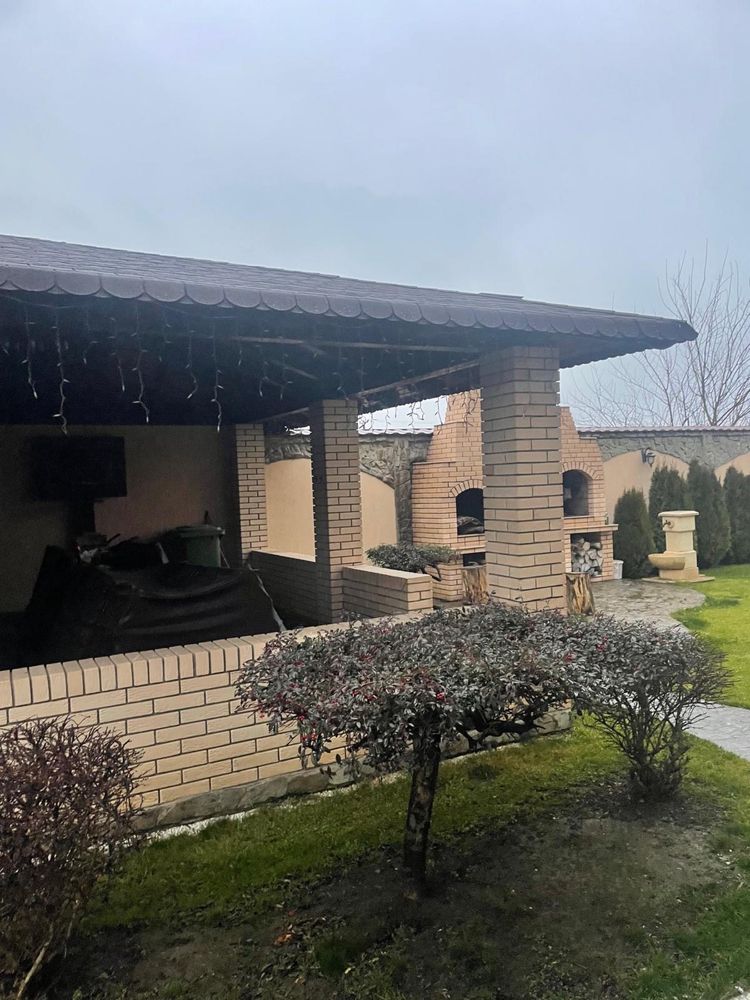 Vila spațioasă cu piscină, foișor și anexe – 1300 mp teren