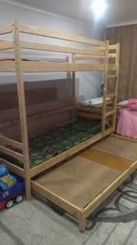 Продам двухярусную (двухэтажную)кровать,третье место выкатывается