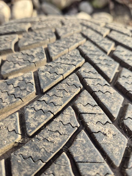 Anvelope de iarna 225 45 18