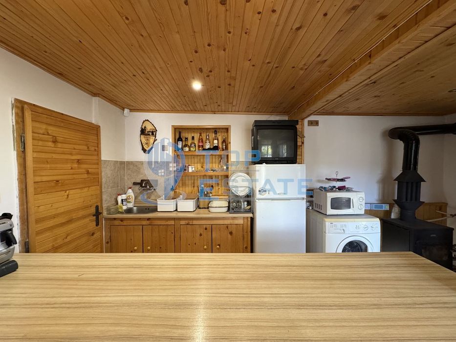 Двуетажна вила с красива гледка във вилна зона на град Дряново