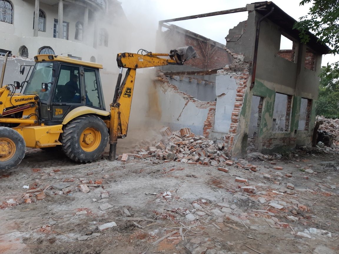 Acum: demolari, defrisari, sapaturi, canalizari, terasamente.