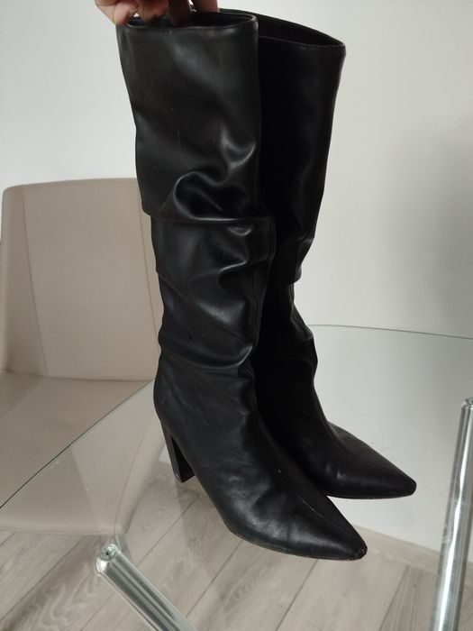 Vând 4 perechi de pantofi, preț negociabil.