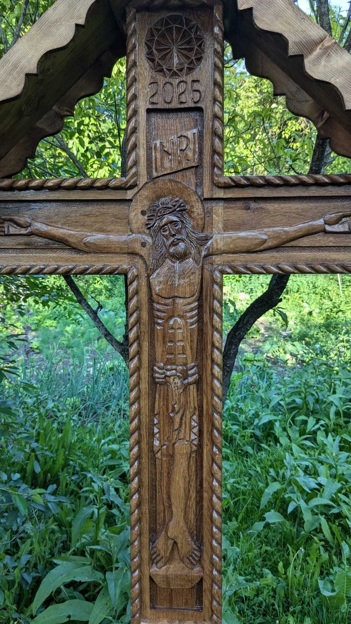 Troiță din lemn masiv de stejar sculptată manual