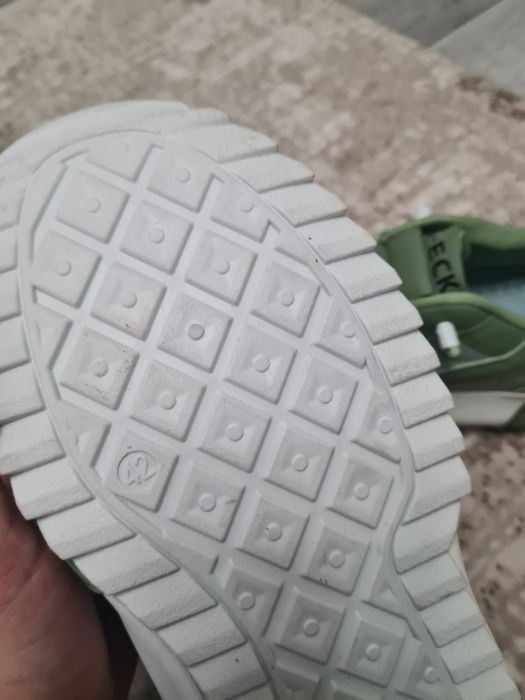 Чисто нови маратонки