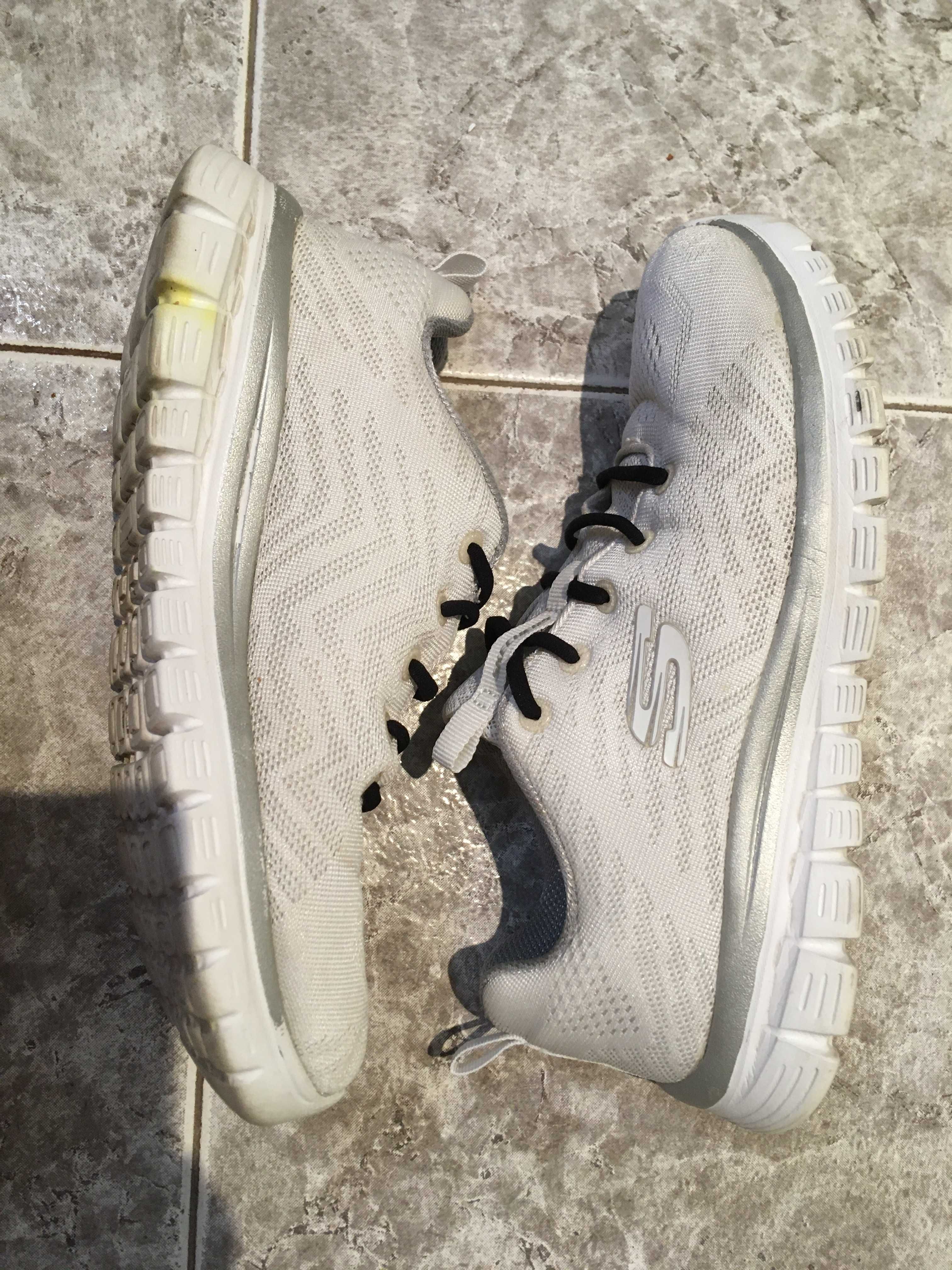 Бели маратонки Skechers с черни ластични връзки 37 номер