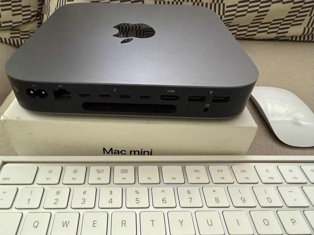 Продавам Mac mini 2018 + клавиатура и мишка на Apple
