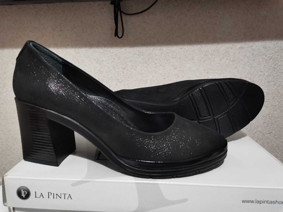 Продам черные туфельки.