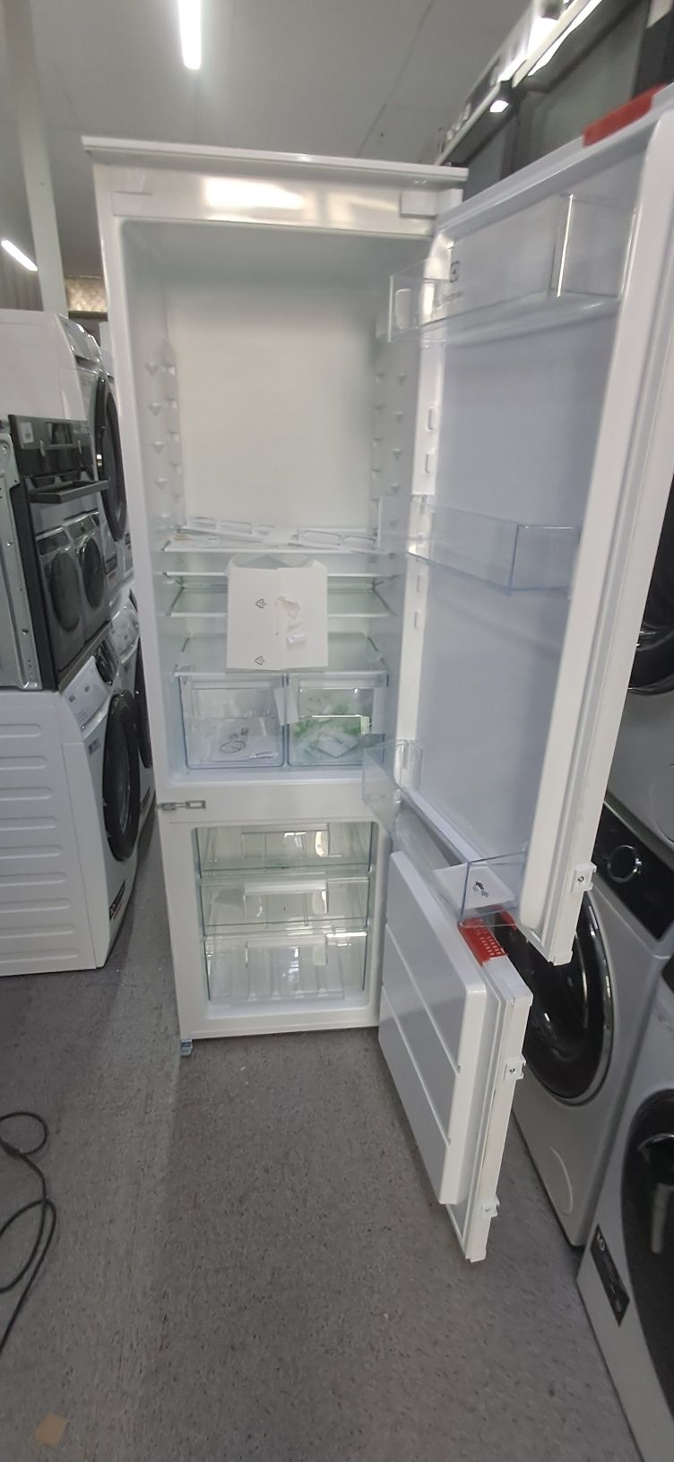 Frigider incorporabil Electrolux 257l  import GERMANIA Garanție AEG231