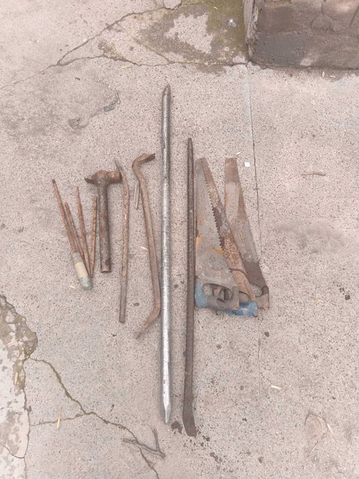 Разводной ключ,гаичные ключи,лом фомка,пилы, напильники,правило,плоски