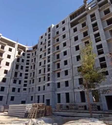 Qo'yliq massiv 5 Kvartira 43 m2 Karobka, naxtga sotiladi