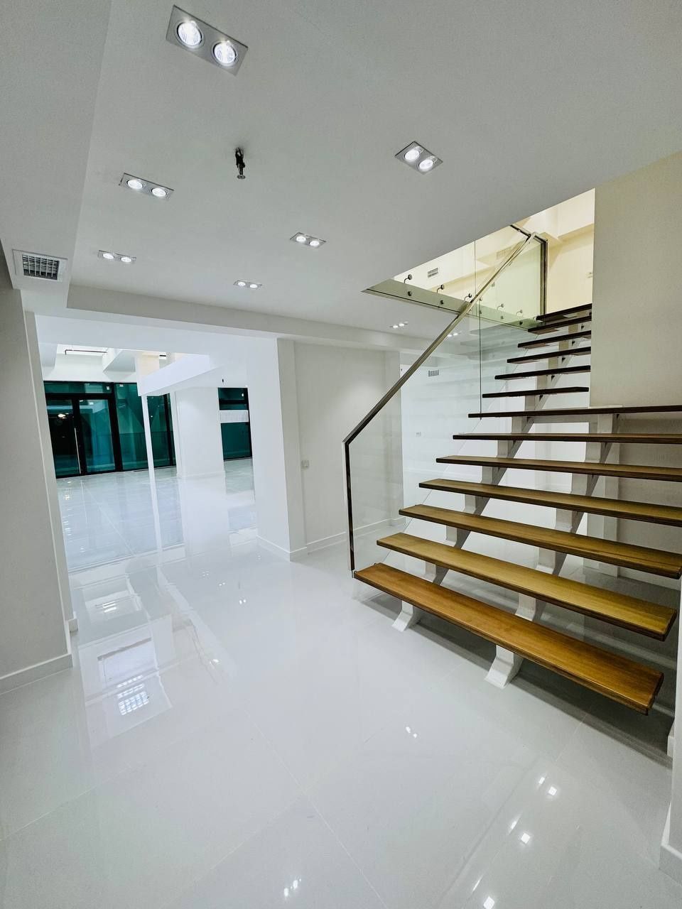 Аренда U-TOWER 147+90m2.