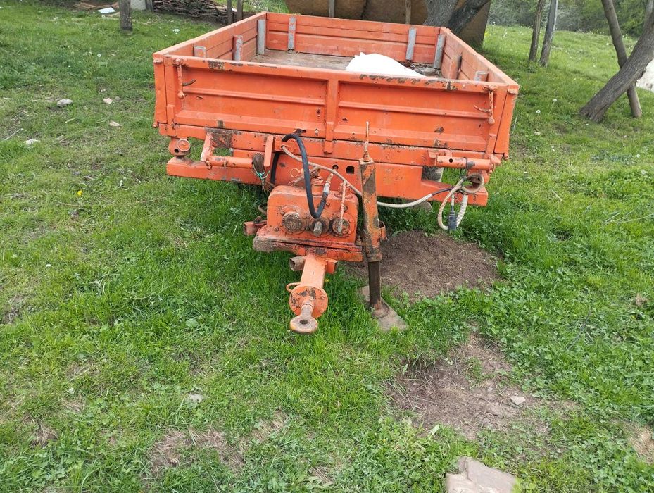 Vând remorca cu tracțiune basculare trilaterala
