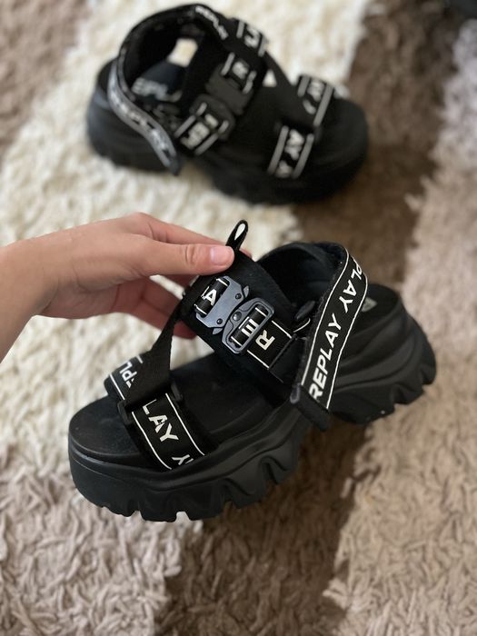 Яке Adidas и сандали REPLAY