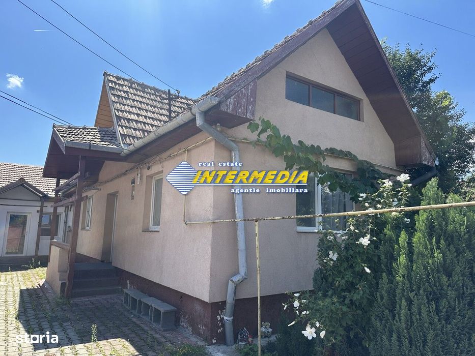 OKAZIE ! Casa 4 Camere 2 Bai, 2 Bucatarii Anexe Garaj Curte pavata de