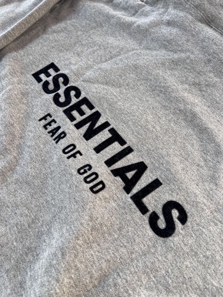 Сив екип Essentials