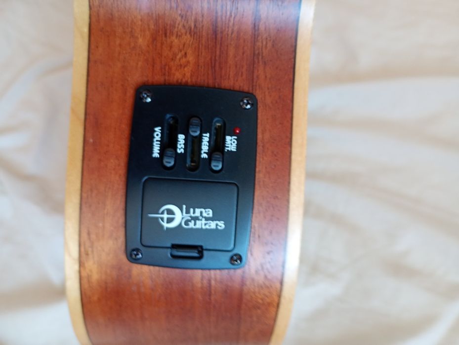 Ukulele Luna electro acustic