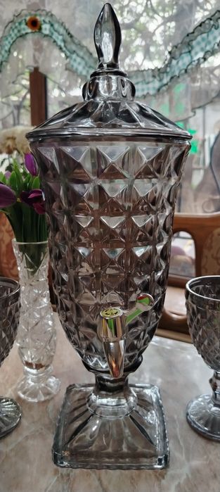 Недорого новый, шикарный  графин "Самовар" с краником и 6 бокалов.