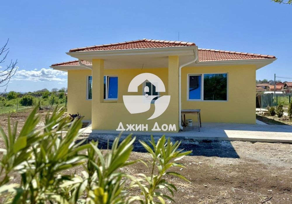 Просторна самостоятелна едноетажна къща в с. Черни връх