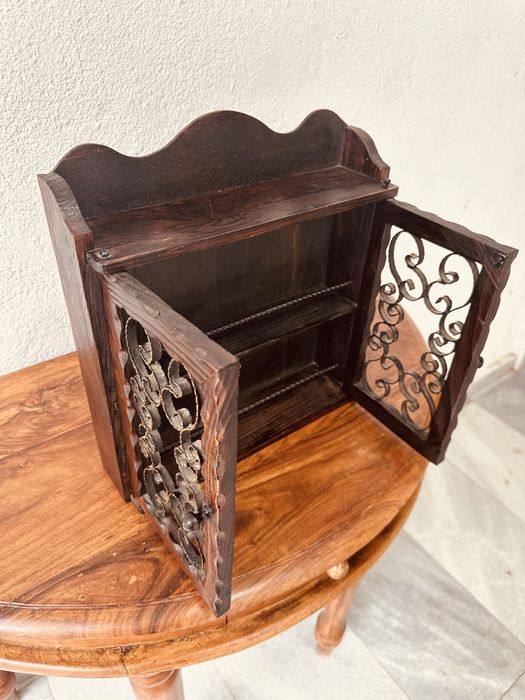 Ръчно изработен стенен шкаф с метлни релефни орнаменти на вратите