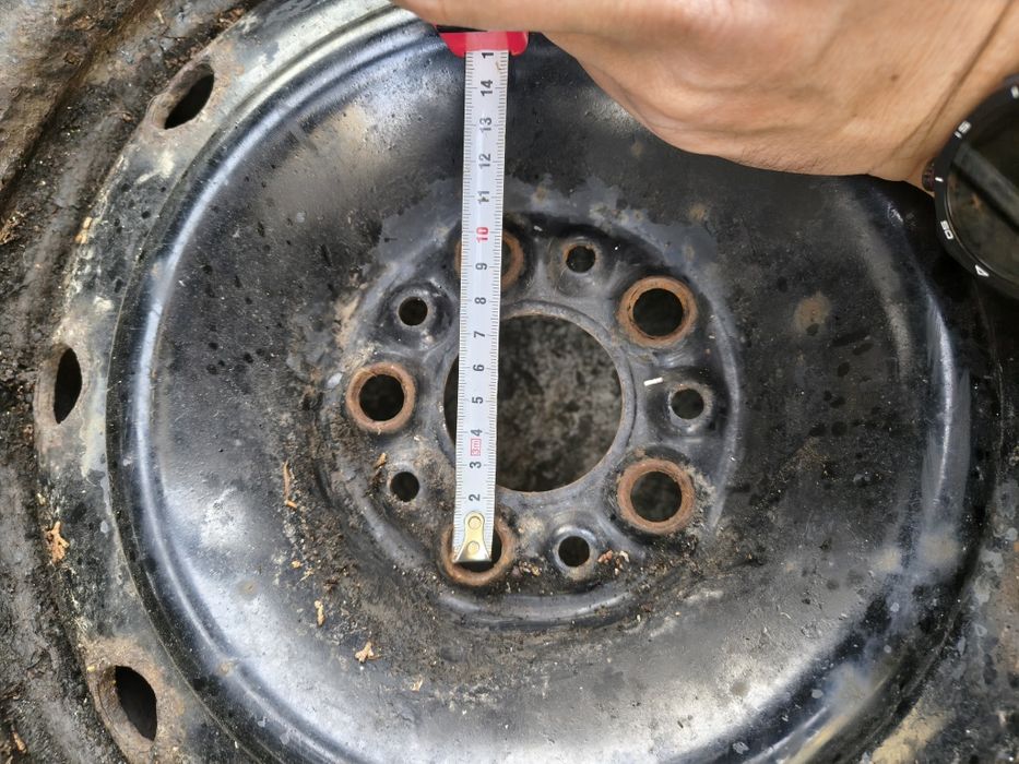 Vând 4 jante de otel cu cauciucuri de iarna pe R15