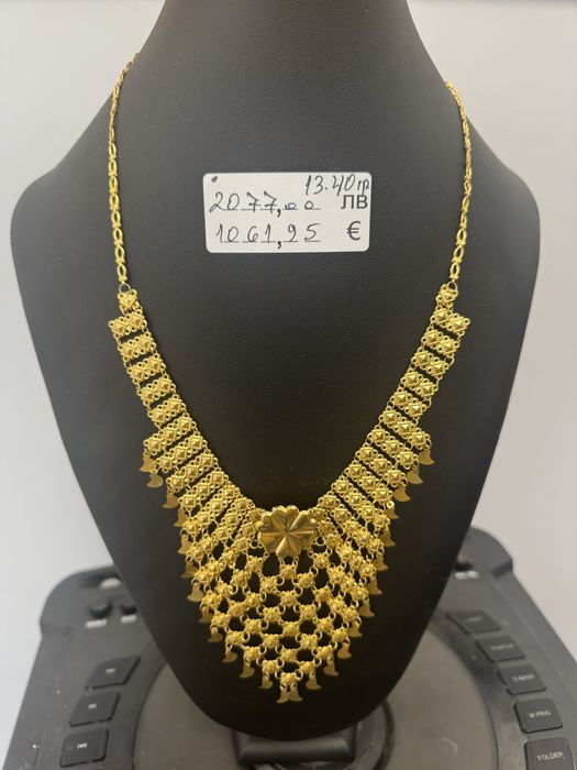 Златно колие за повод