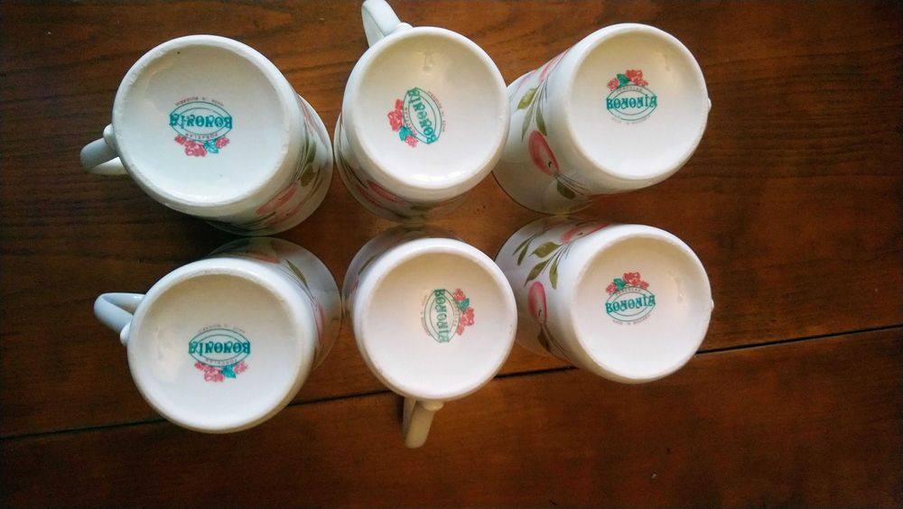 Порцеланови чаши за мляко.