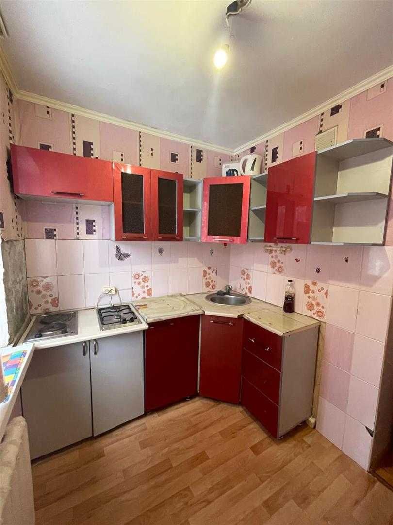 -ПРодам 2 комн на 1 микрорайне. Этаж средний. Не угловая.
