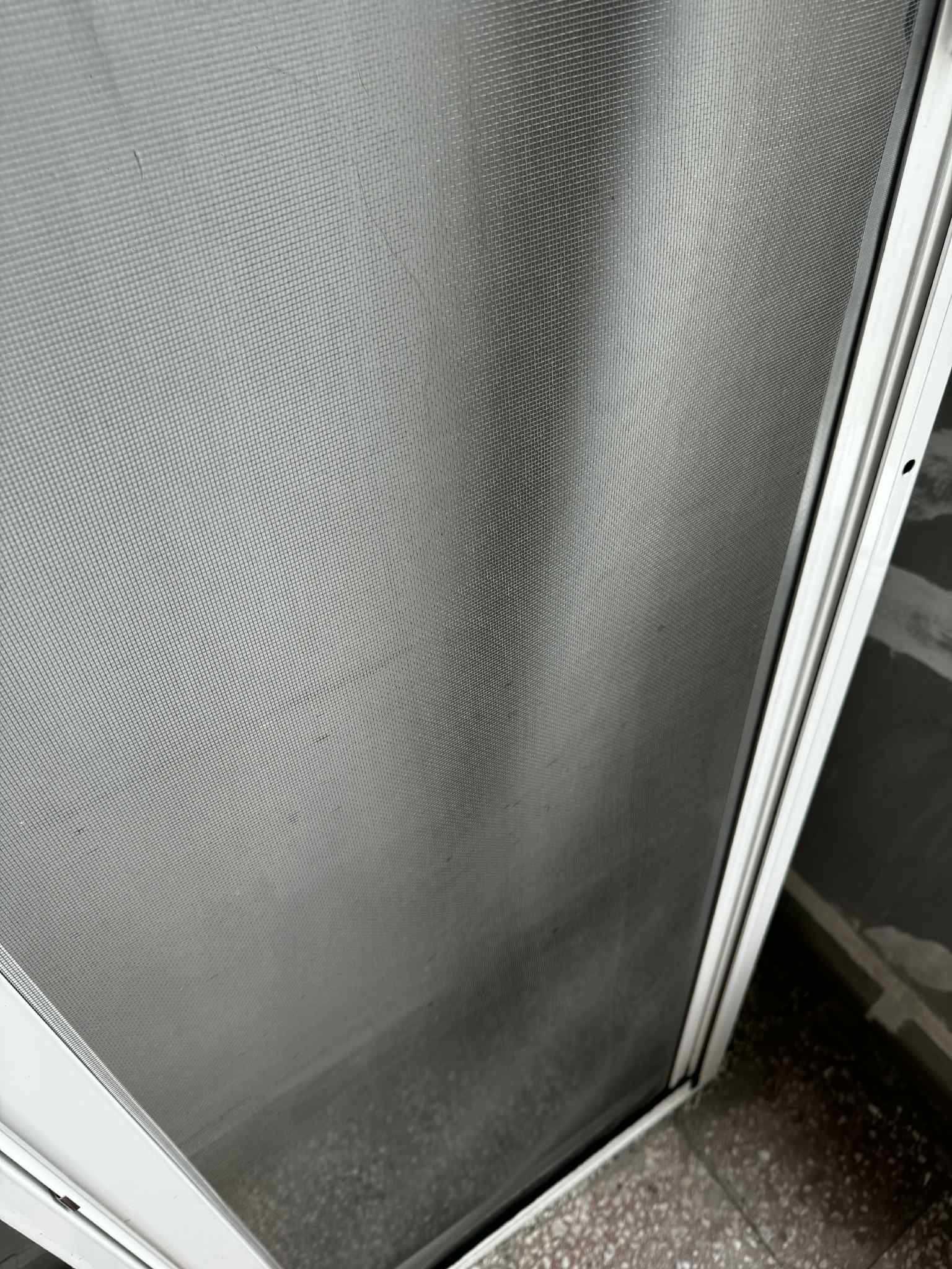Продавам ролетен комарник