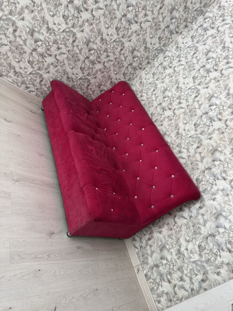 Продается диван розовый