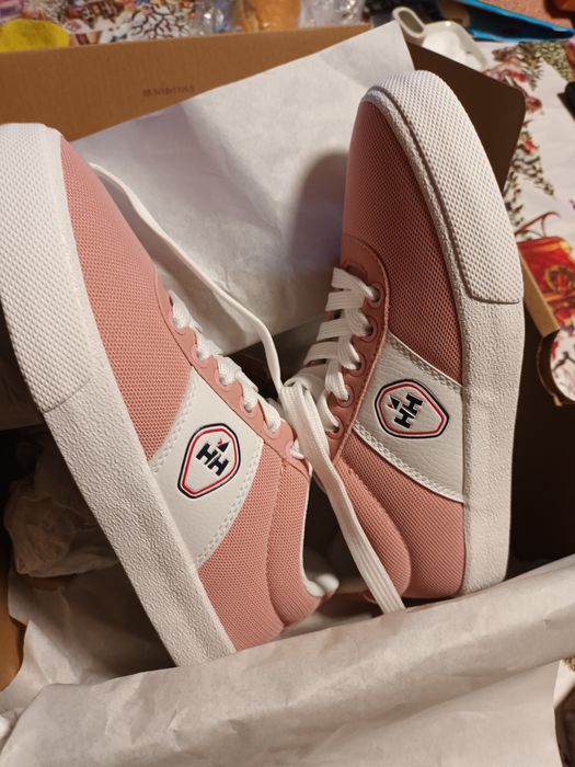 Продавам дамски маратонки Helly Henson размер36