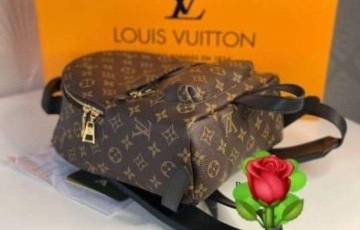 Set LV,rucsac +portofel,model unisex, saculet, etichetă incluse