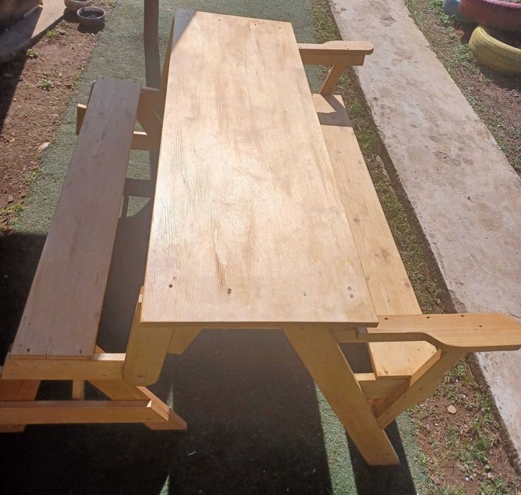 Banca din lemn pentru gradina care se desface in 2 canapele si o masa