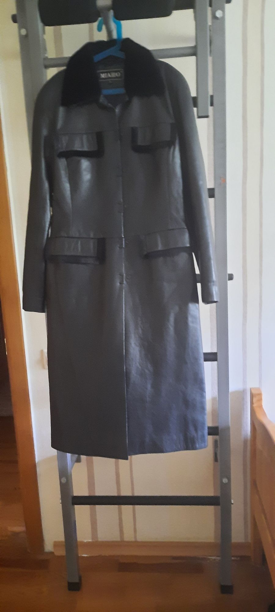 Женское  НОВОЕ кожаное пальто с норкой размер S