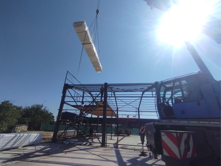 Vand hale metalice conform proiect cu fundatie si panouri sandwich