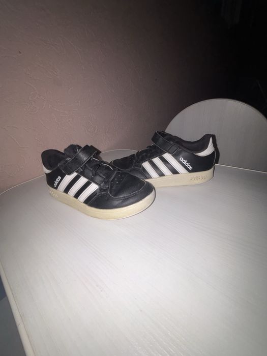 Продавам маратонки adidas черни и бели