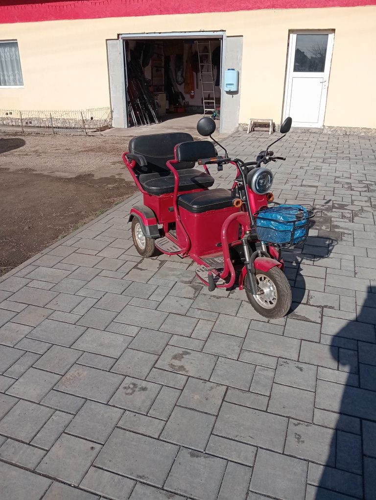 Vând urgent triciclu