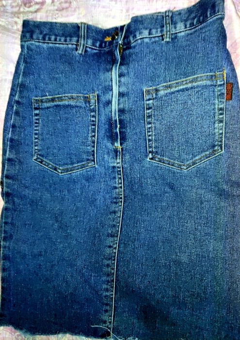 Это джинсовая юбка с необработанным краем.