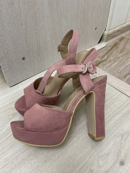 Продам босаножки