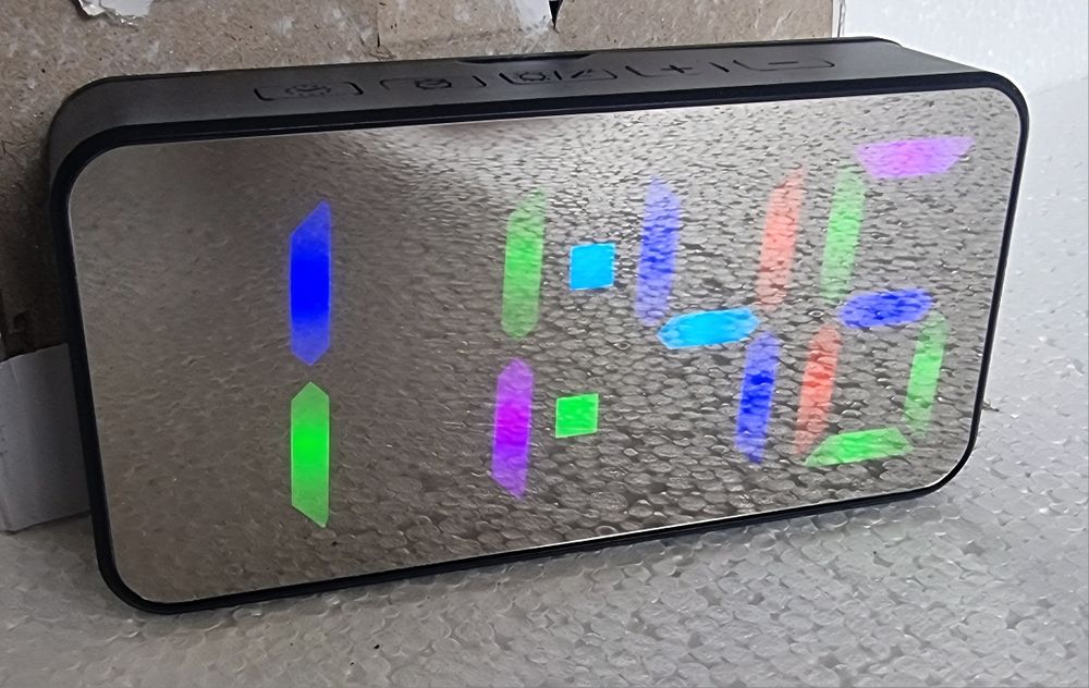Часовник лед настолен с аларма и RGB цветове за чифрите