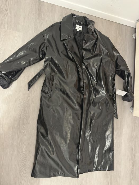 Vând geaca nouă de damă neagră tip trench cu eticheta , NA-KD