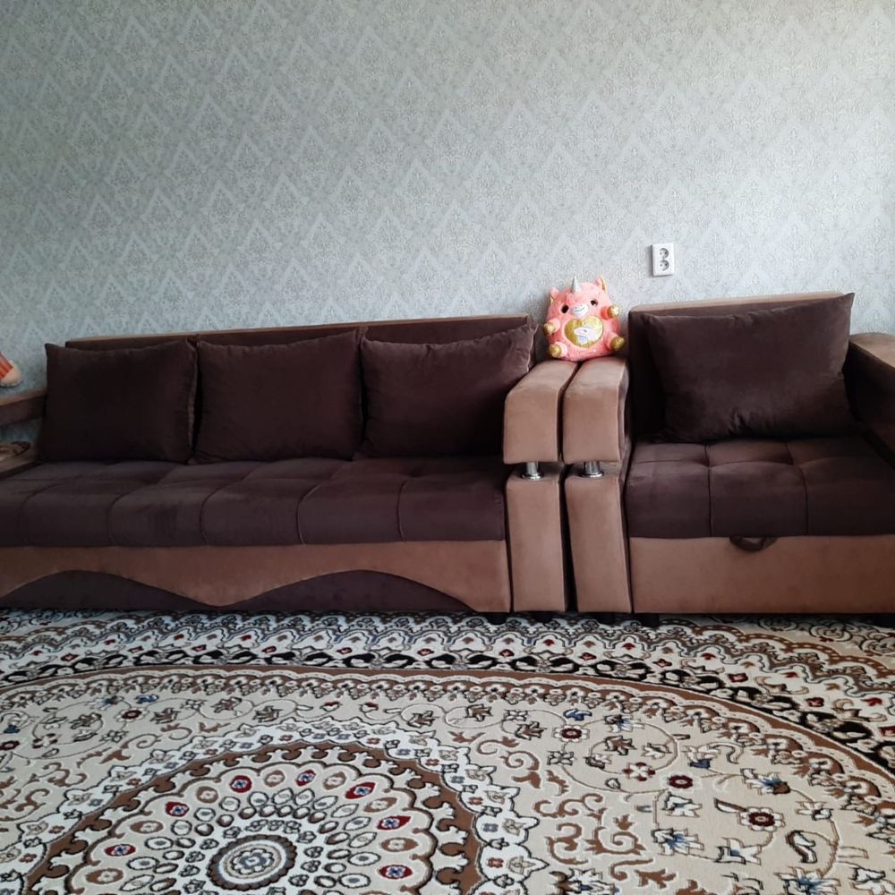Диван и кресло и 4 подушки