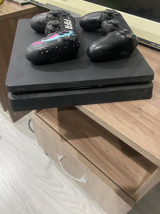 Приставка ps4 в отличном состоянии
