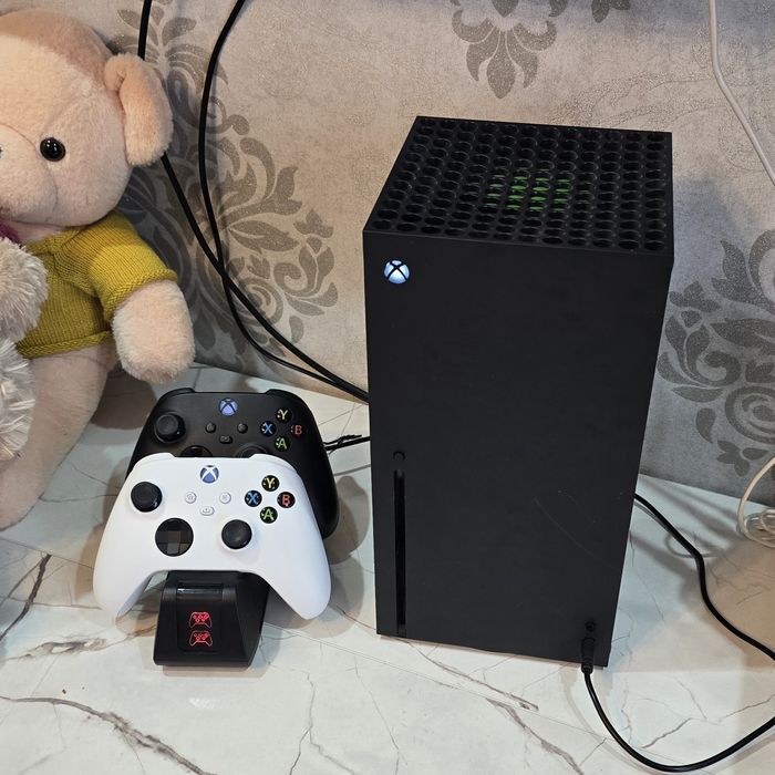 Xbox Series X 1 TB с зарядной станцией и двумя джойстиками
