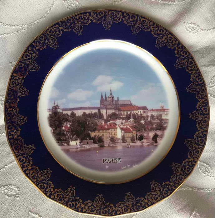 Порцеланови чинии син кобалт, декорирани със злато  Хихон и Прага нови