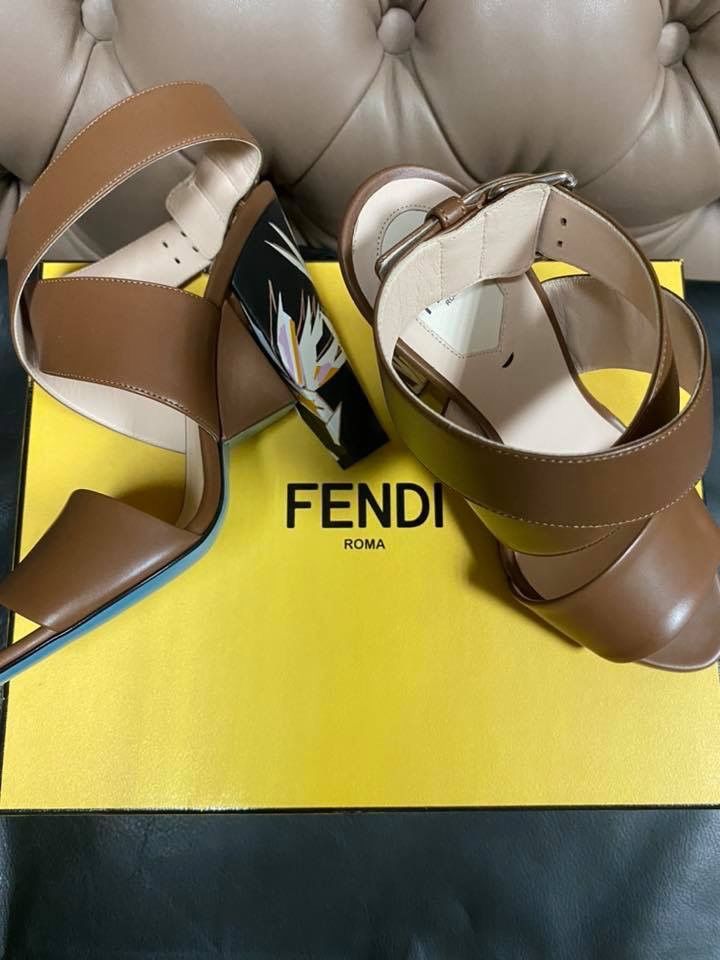 Sandale Fendi, Made in Italy