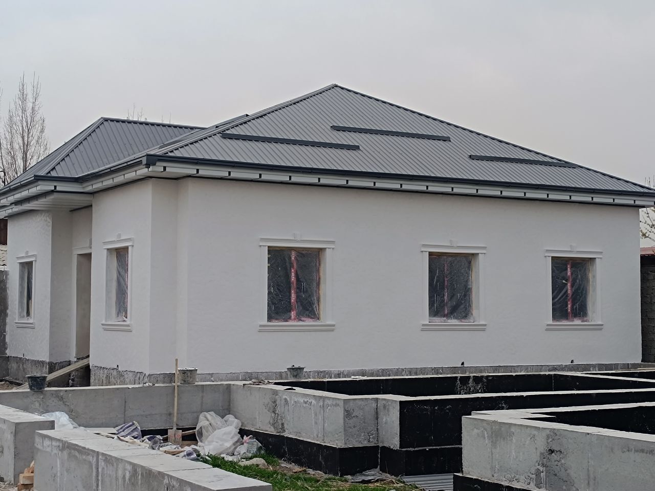 2.2 sotixga qurilgan uy sotiladi